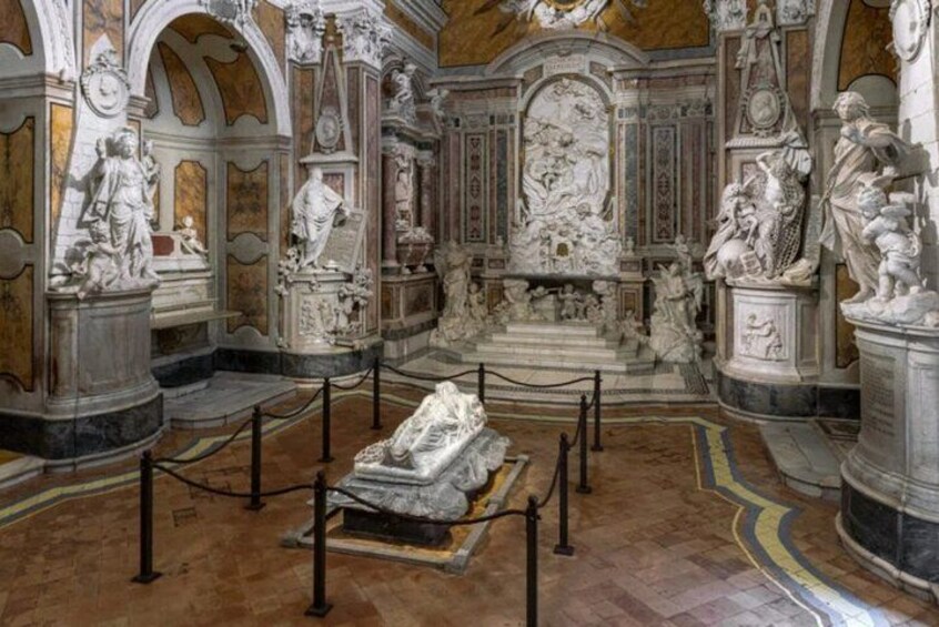 Un interno decorato con statue in marmo e dettagli architettonici elaborati. 2