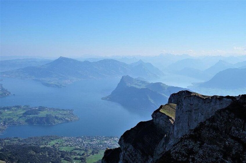 Paesaggio montuoso con un lago e una città in basso. 3