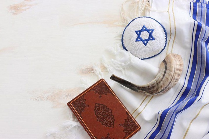 Ein Schofar, ein Toraroll und eine Tallit mit Davidstern. 1