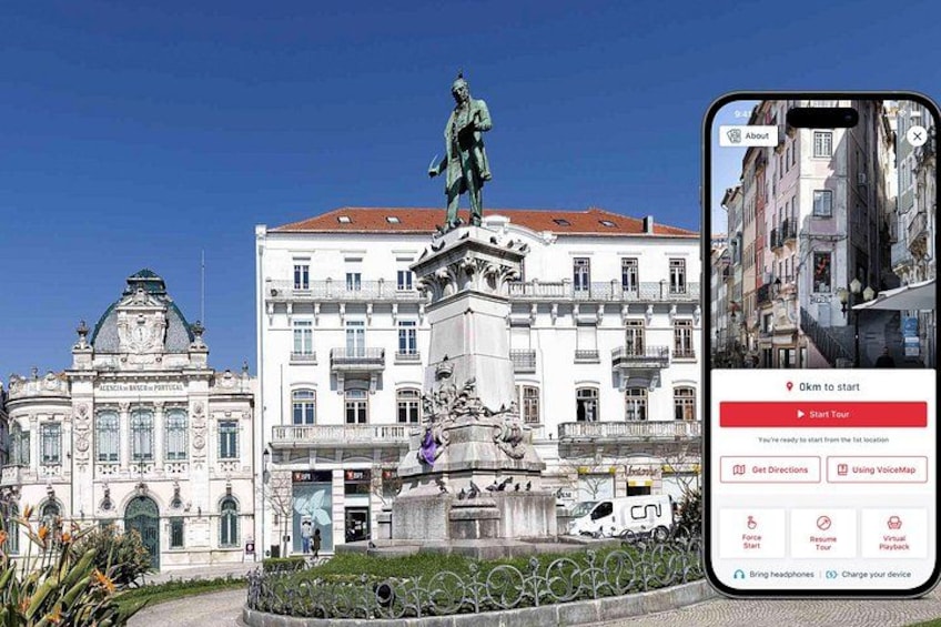 Un edificio storico con una statua, una fontana e uno smartphone che mostra un'app turistica. 1
