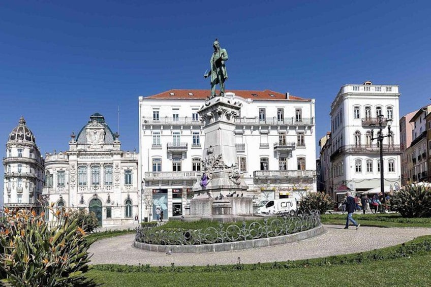 Una statua in una piazza circondata da edifici storici. 2