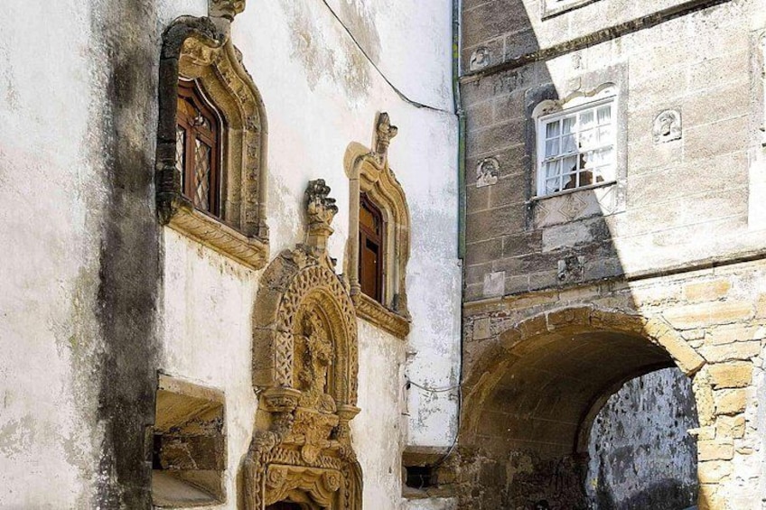 Un edificio con decorazioni elaborate e finestre ad arco. 3