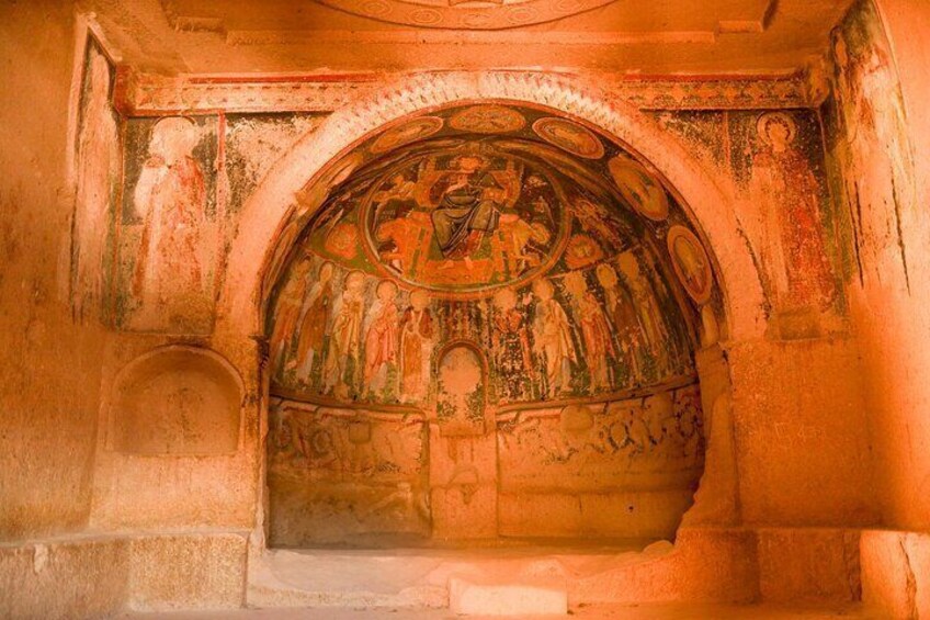Un antiguo mural al fresco en un arco de piedra. 5