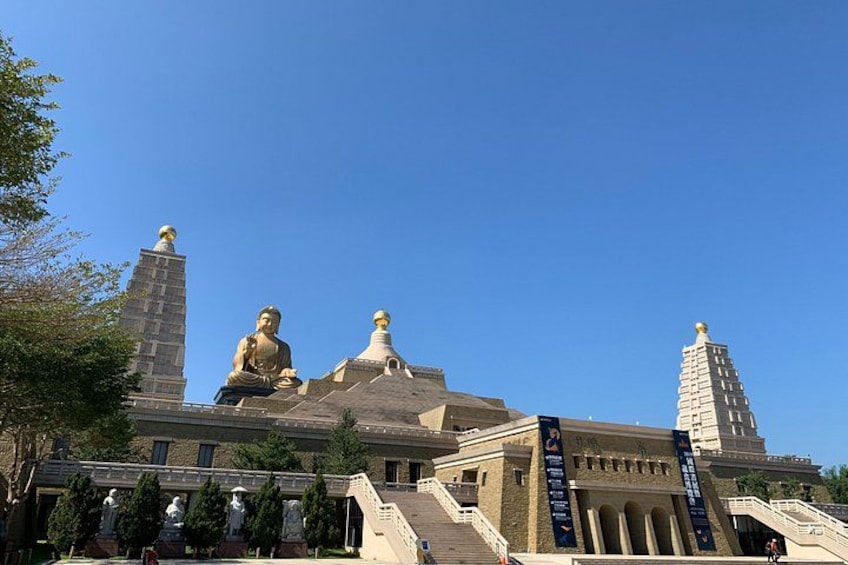 Un edificio grande con estatuas y una torre alta. 3