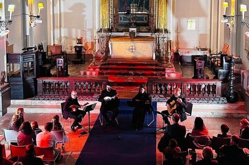 Een koor treedt op in een kerk met een rood tapijt en houten banken. 3