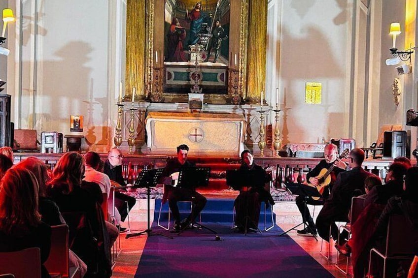 Een kerkinterieur met een koor dat optreedt op een podium. 2