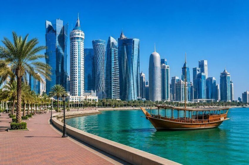 Un horizonte urbano con rascacielos modernos, un paseo marítimo y un barco tradicional. 1