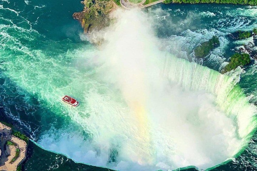 Un bateau près d’une grande cascade, entouré de verdure et d’eau. 4