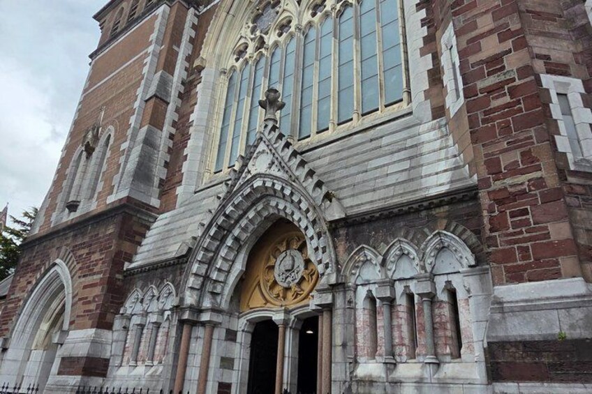 Una chiesa in stile gotico con una grande vetrata a rosa e elaborate decorazioni in pietra. 5