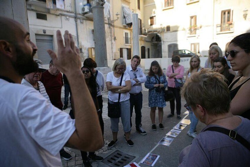 Un groupe de personnes se tient dans la rue, certaines les bras croisés, d’autres les mains levées. 2
