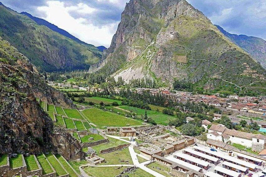 Paesaggio montuoso con campi a terrazza, un villaggio e una cima imponente. 3