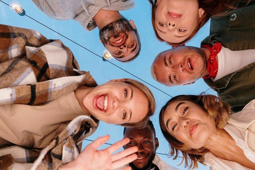 Un groupe de personnes se tenant en cercle. 2
