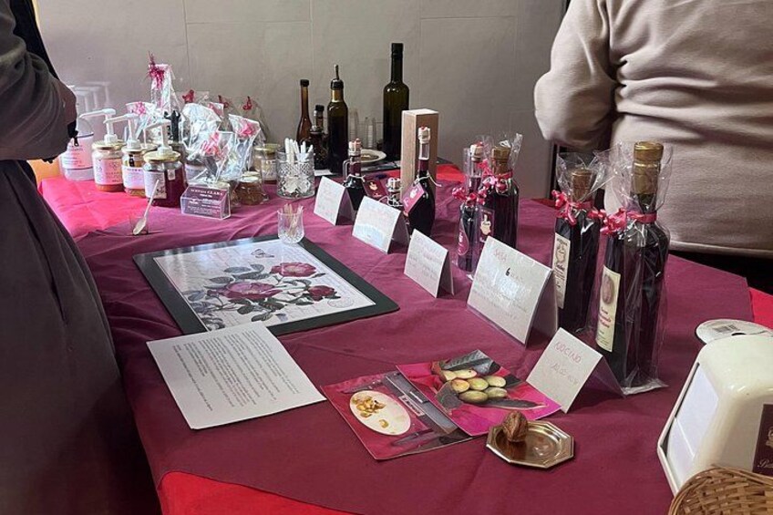A table with bottles of wine, food, and informational cards. 2