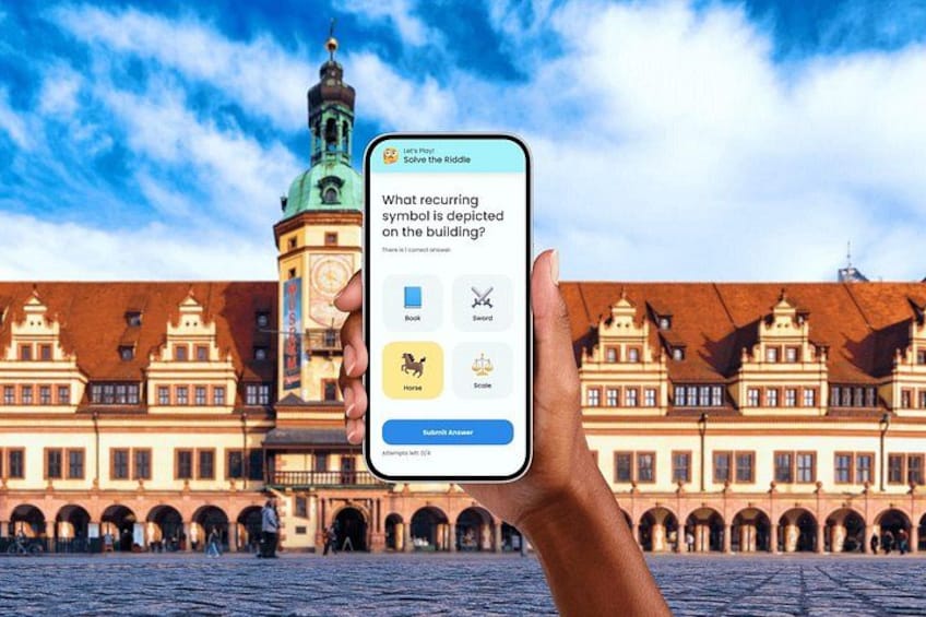 Een hand houdt een smartphone vast met een raadsel-app, een historisch gebouw met een toren en een kinderafdeling. 1