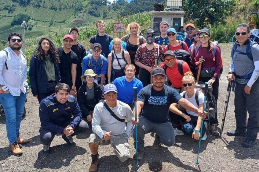Un gruppo di persone che posano con attrezzatura da trekking in una zona montuosa. 4