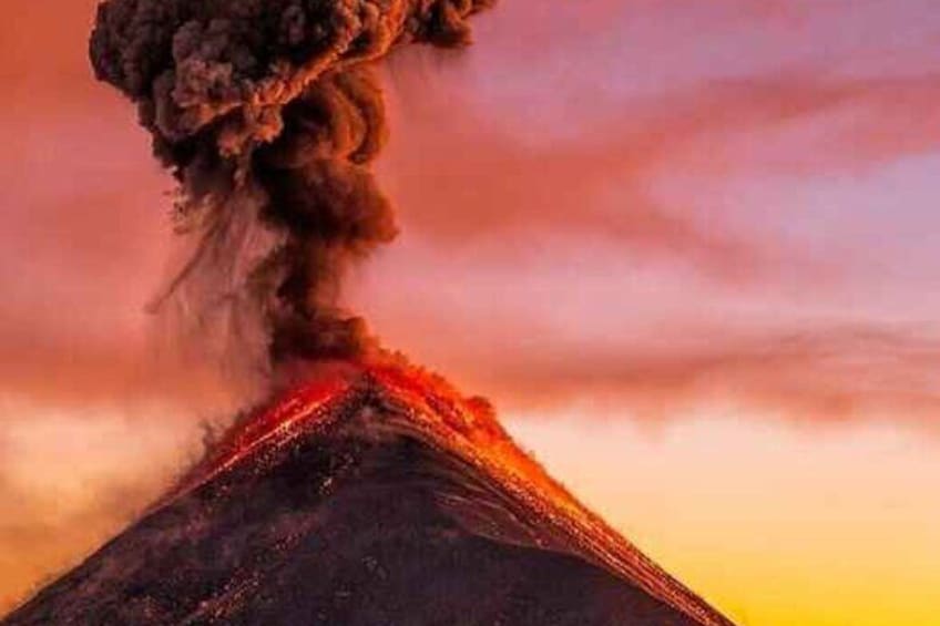 Un volcán en erupción, con lava descendiendo por su ladera. 5
