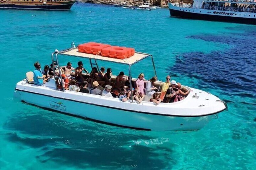 Un bateau transportant des passagers sur une mer bleue et limpide. 3