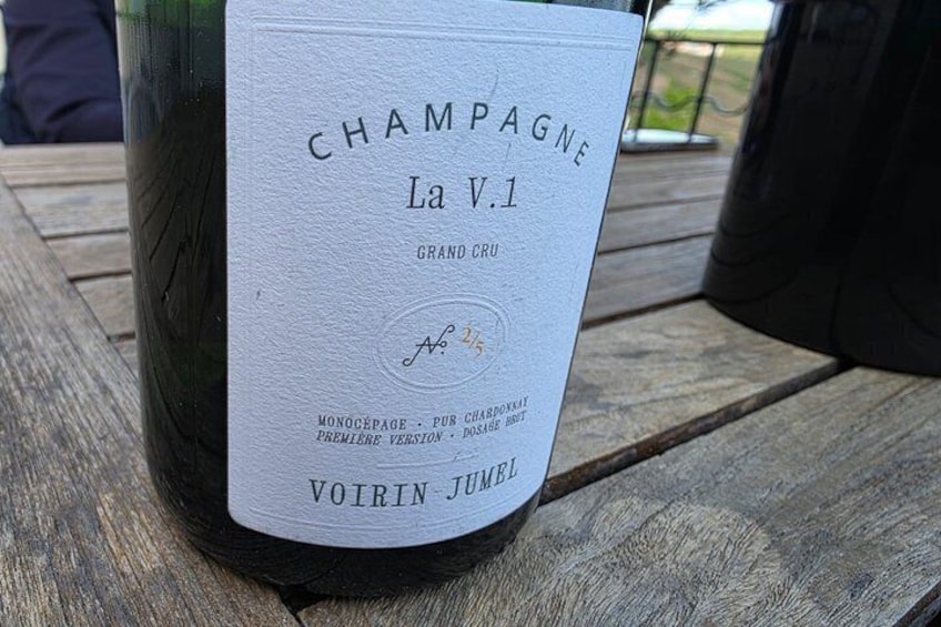 En flaske CHAMPAGNE La V.1 på et træbord. 5