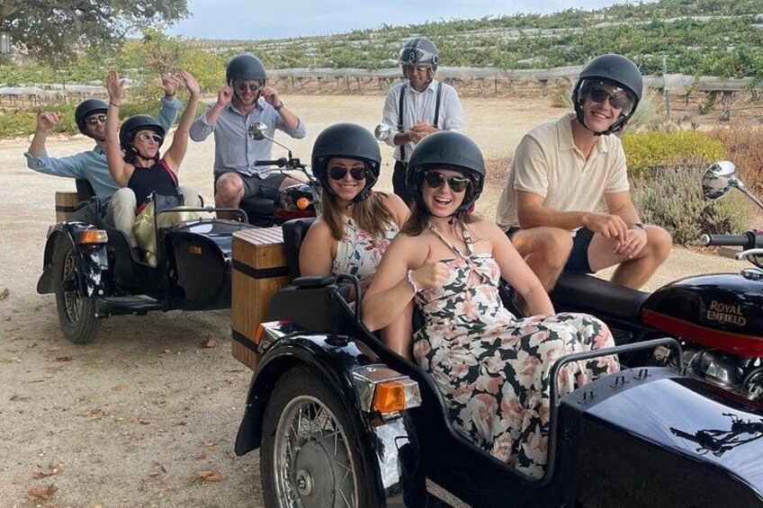 En gruppe mennesker på motorcykel, iført hjelme og afslappet tøj. 3