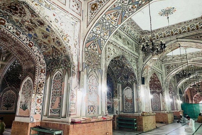 Un interior ornamentado con detalles de azulejos intrincados y arcos. 5