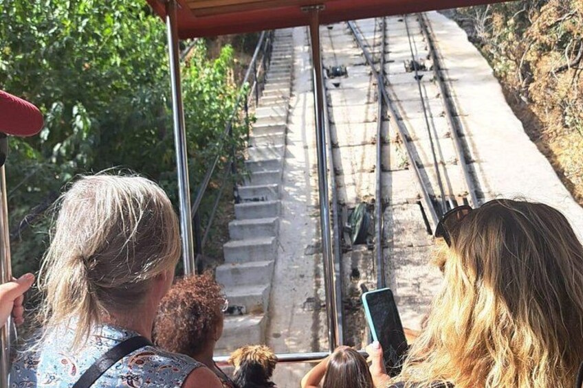 Een treinspoor met een overdekte doorgang. 5