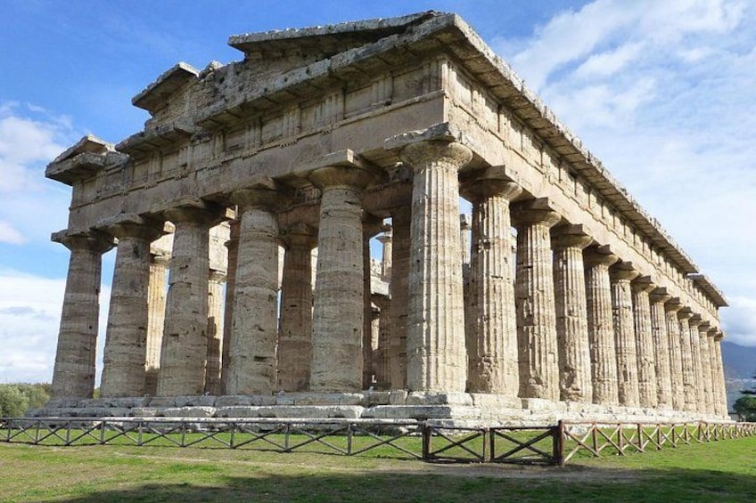 Le Parthénon, à Athènes, est un exemple d’architecture grecque classique, caractérisé par ses colonnes doriques et sa structure rectangulaire. 5