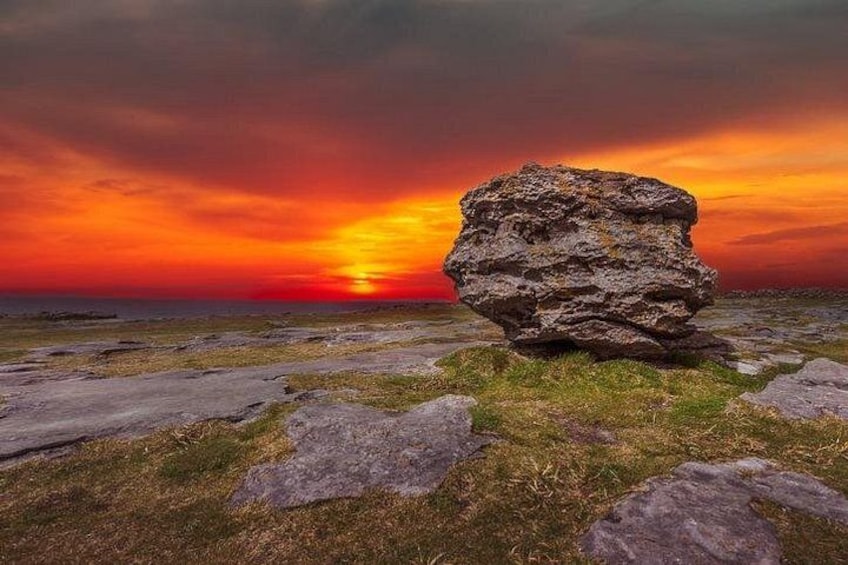 Una formación rocosa al atardecer con un cielo vibrante. 4