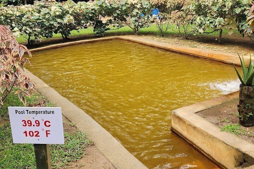 Una piscina con un cartel que indica la temperatura. 3
