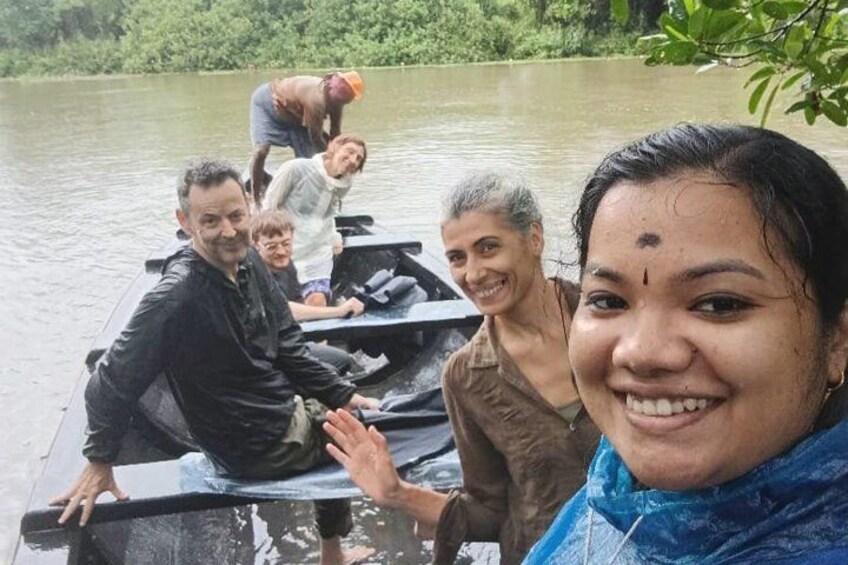 Un grupo de personas en un bote en un río rodeado de vegetación. 4