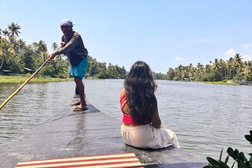 Una persona rema en un cuerpo de agua tranquilo con un paisaje tropical al fondo. 3
