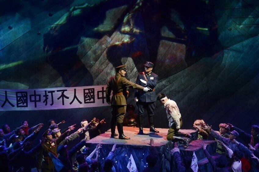 Una función teatral con actores vestidos de uniforme militar y un público asistente. 5
