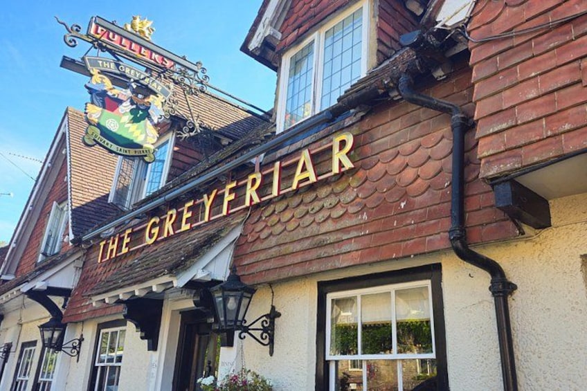 Un bâtiment sur lequel on peut lire l’inscription suivante : « THE GREYFRIAR ». 5