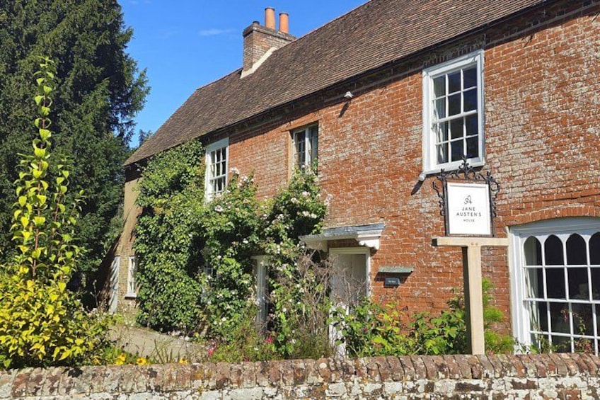 Un bâtiment traditionnel en briques sur lequel on peut lire l’inscription : « Chez Jane Austen ». 3