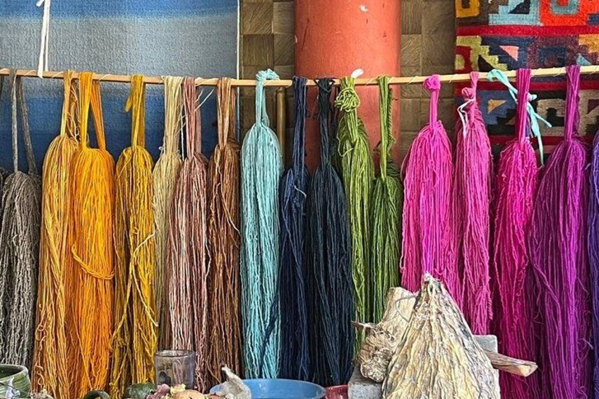 Variedad de hilos coloridos colgados en un perchero. 2