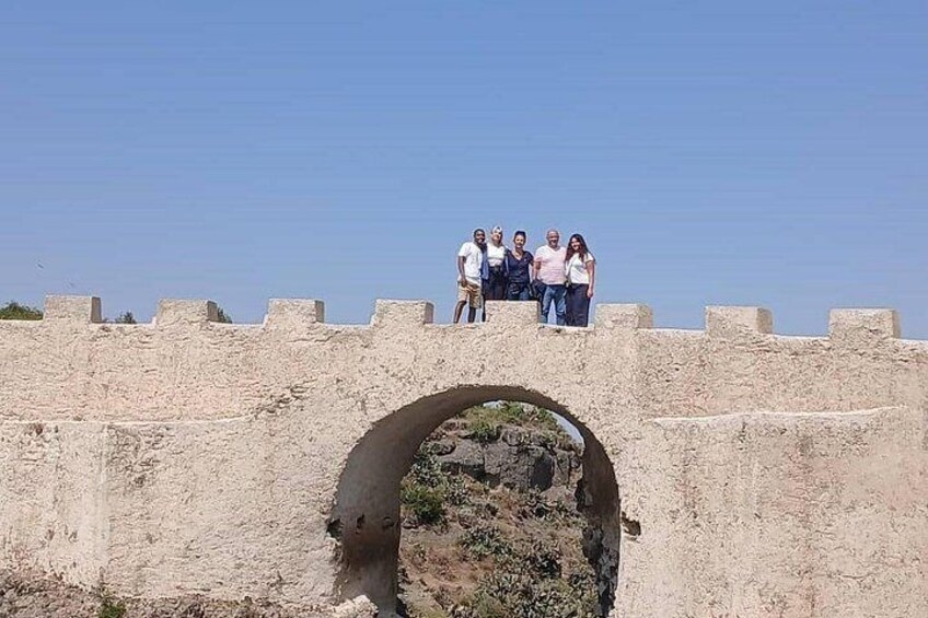 Un grupo de personas sobre un puente de piedra con un gran arco. 2