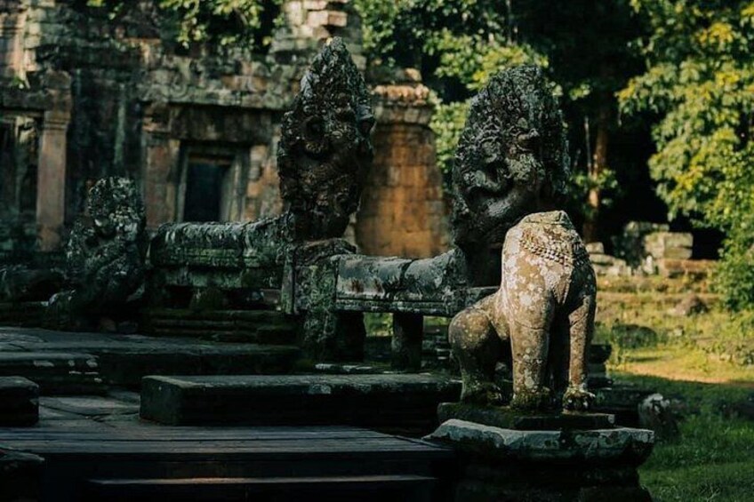 Antiguas estatuas de piedra en un entorno de templo. 2