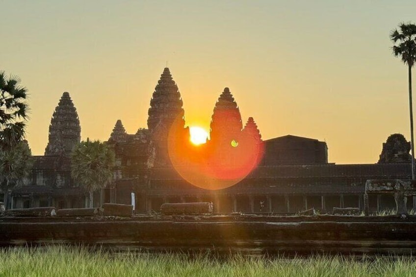 Complejo de templos Angkor Wat durante el atardecer. 1