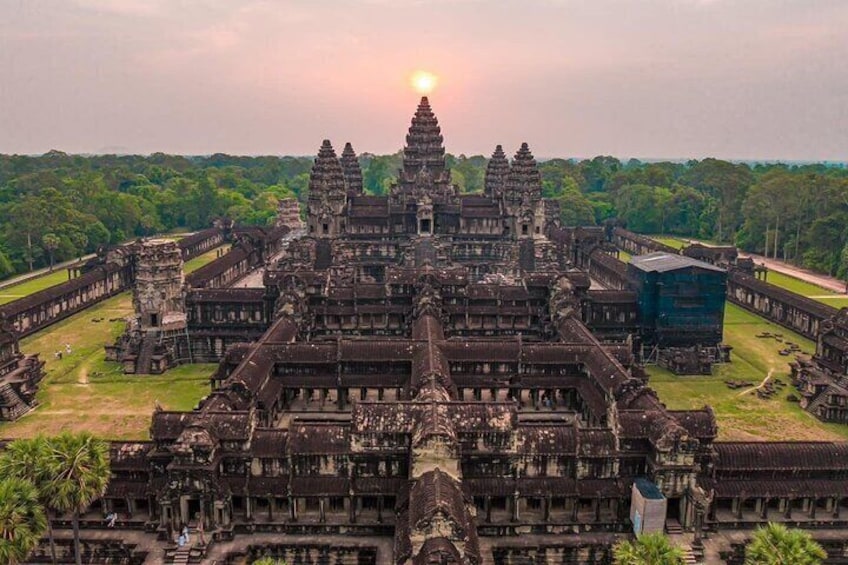 Complejo de templos de Angkor Wat con arquitectura intrincada y una torre central imponente. 4