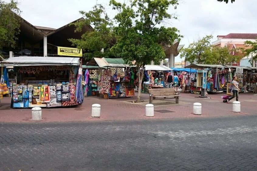 Un mercado callejero con varios puestos que ofrecen productos. 3