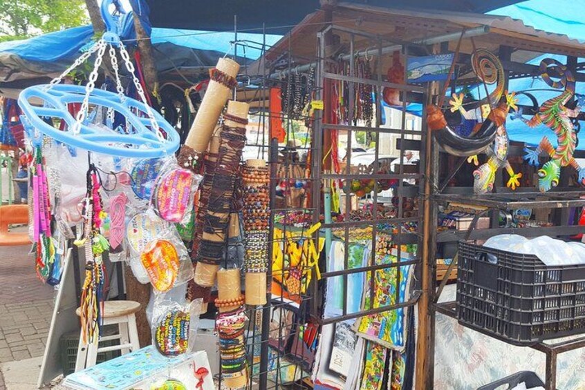 Un puesto de mercado con joyería y accesorios coloridos. 2