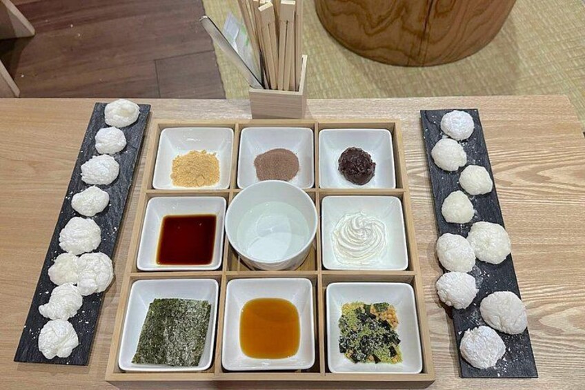 Une table garnie de différents aliments et d’assaisonnements. 3