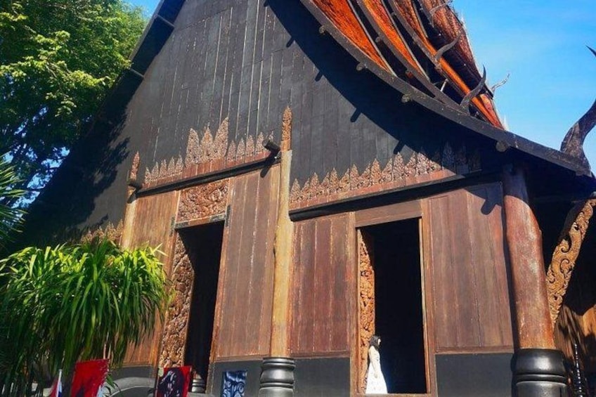 Un edificio tradizionale in legno con decorazioni elaborate e un tetto curvo. 2
