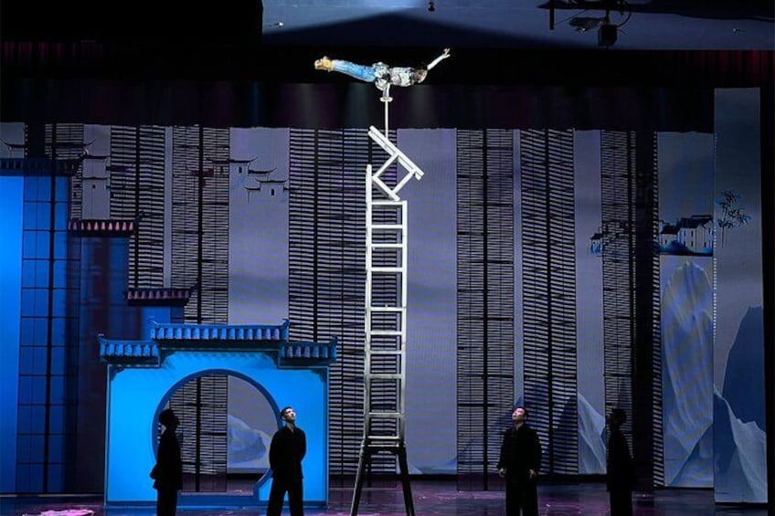 Un palco con un arco blu, una scala e una persona che ci sale. 2