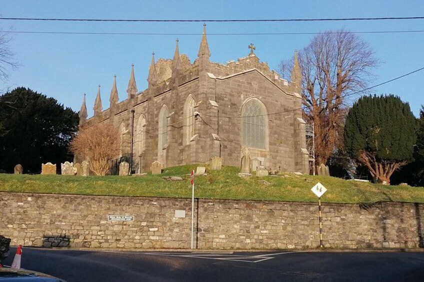 Une église historique en pierre, dotée de flèches pointues et d’une grande fenêtre en arc. 2