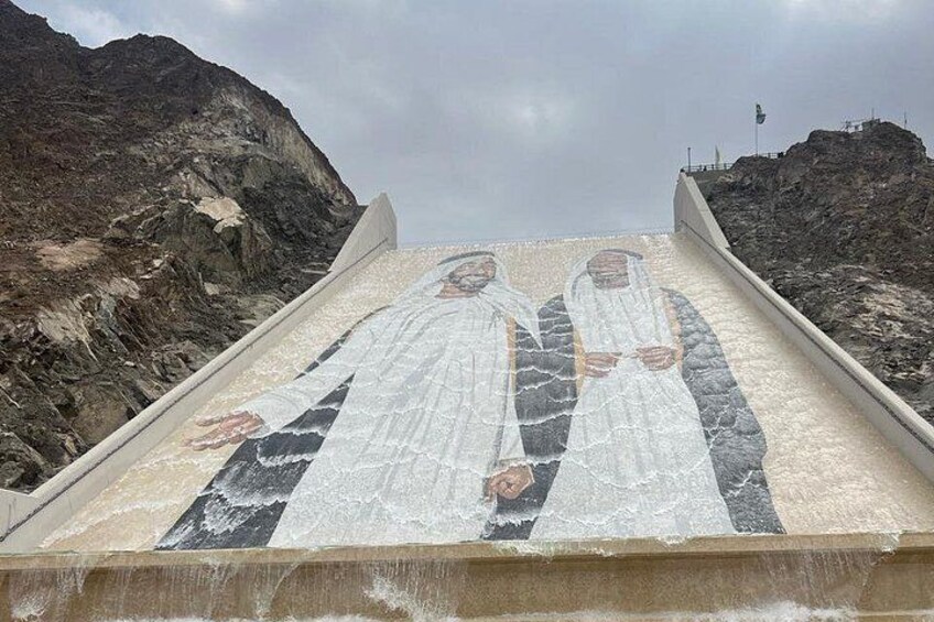 Et stort mural af to personer på en stejl, klippefyldt skråning. 4