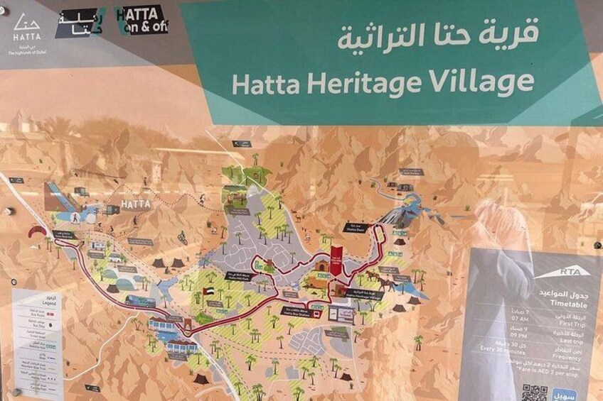 Kort over Hatta Heritage Village med markerede stier og seværdigheder. 5
