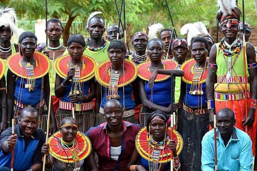 Un grupo de personas con vestimenta tradicional y coloridos collares y tocados de cuentas. 4