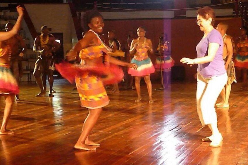 Clase de baile con participantes vestidos con trajes tradicionales coloridos. 3