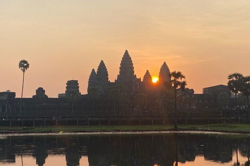 Tempelkomplex Angkor Wat bei Sonnenuntergang mit Spiegelungen im Wasser. 1