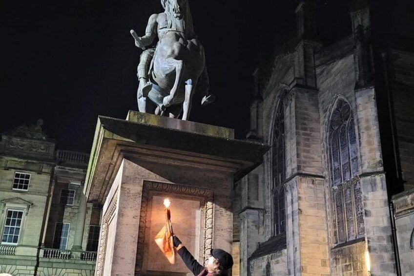 Ross at the statue of Charles II 4